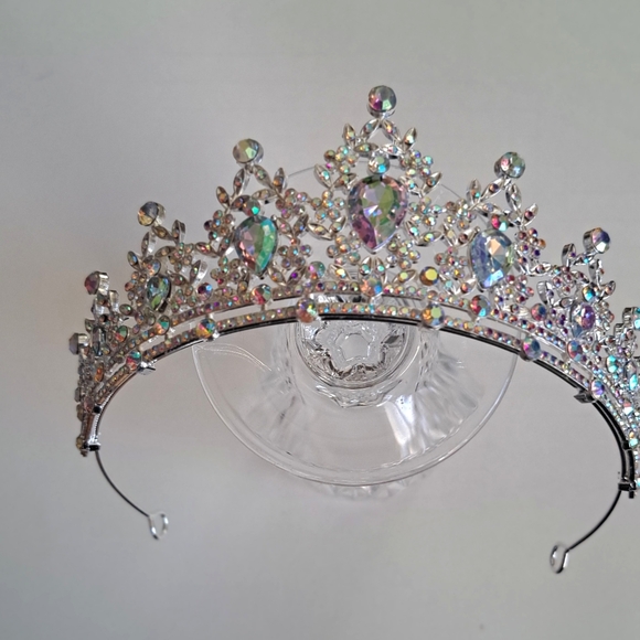 FASHION COLLETION SWEETV TIARA CROWN. OPALESCENT RHINESTONES ON SILVER. - Picture 5 of 9